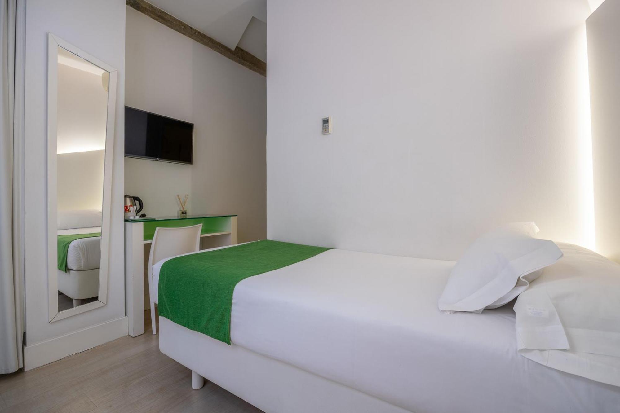 Atarazanas Málaga Boutique Hotel Esterno foto